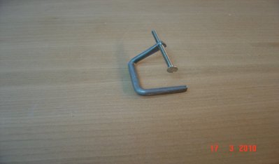 Taladro a 2,5 m/m  y rosco a métrica de tres m/m, luego le rosco el tornillo de acero inoxidable de cabeza plana, el tornillo ha de ser de latón o acero inoxidable porque si es de hierro, en contacto con la cola produce manchas negras en la madera