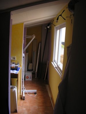 El pasillo, los departamentos a la izquierda, 1º (oscuro) heramientas de casa, 2º (amarillo) mesa de trabajo y documentacion, 3º (morado) herramientas de modelismo y el ultimo la pila con el agua.