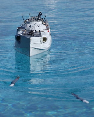 Torpedo de babor y estiebor en el agua