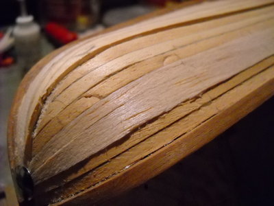 ajuste de las tracas a proa entre la falsa quilla y la roda, por colocar.