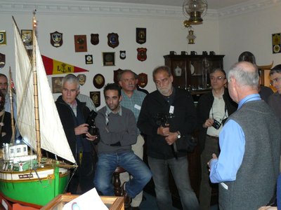 Pizarro, Curro, Gonzalva, Joaquín Yarza, Contramaestre y Capitan Vernon, atendidendo a J Luis Gallego