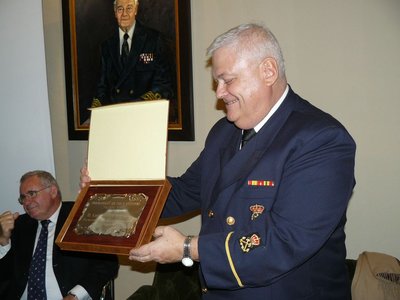 Luis Fariña recogiendo el premio de la HermandaZ