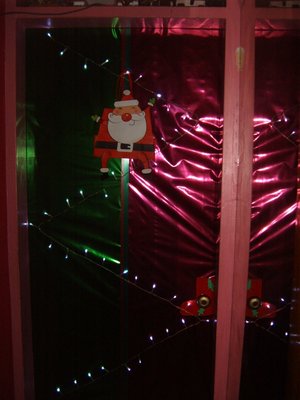 aproveche y adorne la navidad a la puerta de entrada a mi cuarto-taller...