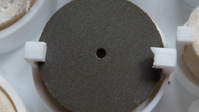 este disco no sé para que vale, es de un tipo de piedra parecido a otra que tengo en casa parta afilar cuchillos..
