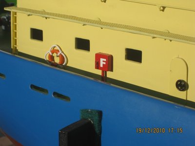 Aqui teneis una imagen de los aros salvavidas además de las cajas contraincendios. Aparte de estos hay mas unidades situadas por otras zonas del buque.