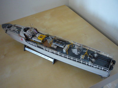 Este buque de guerra era conocido por su velocidad y armas<br />Resumen<br />-2 Lanza torpedos TR 53,3 cm / 4 torpedos G7a<br />3 torretas de cañones antiaéreos -C/38 (20 mm) 200 disparos por minuto cada tubo.<br />-1 Portátil proa  ( 1 tubo) , un medio del barco (2 tubos), una (4 tubos) en popa<br />Minería de superficie<br />-Carga de la prof. antisubmarino<br />Propulção<br />-3 Motores: Dimler-Benz (7.000 Cv)<br />-Velocidad: 43,5 a 48 nudos<br />-3 Hélices /3 timones : 1central semi-equilibrio y las dos de la estela de la hélice, esta combinación se obtiene el efecto de &quot;Lürssen.<br />MODELO<br />1:72<br />244 piezas<br />489mm de longitud<br />(La torreta de arma de popa se compone de 27 piezas)