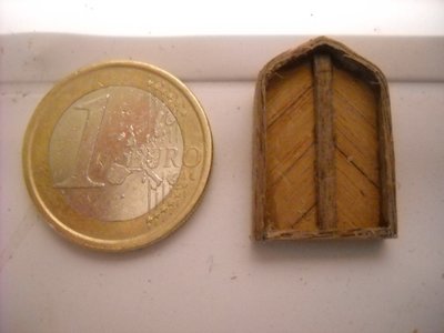 Con el cubre juntas colocado y comparacion del tamaño con una moneda