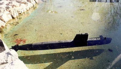 Aqui podeis ver como comienza a hundirse al inundarle el tanque de lastre.