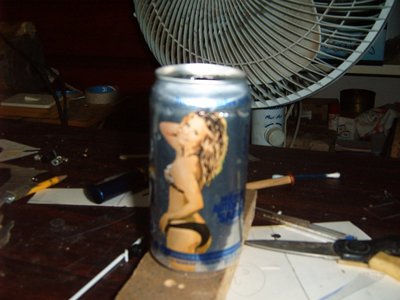 primero que nada no es cuña, pero la bebida que viene en esta lata es nociva para la salud, su consumo puede ser perjudicial...<br />es cerveza viene en lata de un aluminio muy fino..