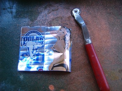 cortamos la lata, estiramos y suponiendo que hacemos los remaches, este esta hecho rapido y sin mucha tecnica, ya que es para explicar mejor..