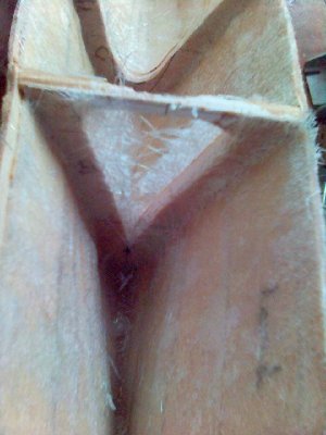 Por último, un par de fotos del forrado interior del casco, no se ven muy bien, lo siento.
<br />Cuando digo que no puedo doblar la fibra de vidrio me refiero a que esta se mantenga en su posición, sin que forme burbuja. El grosor es de 1 mm. 
<br />Estoy probando