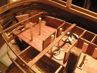 Vista de la escotilla de acceso al pañol del contramaestre en la bodega y del pañol de las velas