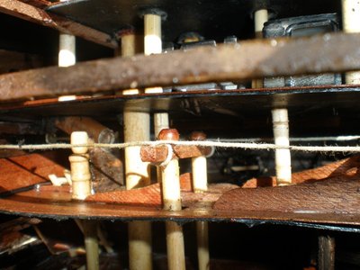 Encaje del baupres en su carlinga.Entre el horno y el fogón se situarán la prolongación del vástago del cabrestante del castillo de proa y al lado de la fogonadura del trinquete, la de las bitas de proa de dicho palo.