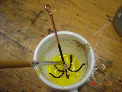 Pavonando de negro el rezón con sulfuro de potasa diluido en agua, lo aplico con pincel y queda negro al momento