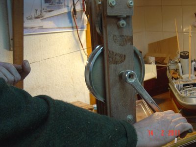 Paso por la laminadora casera hilo de cobre de 1.2 m/m de diámetro y lo aplano hasta tener 2 m/m de ancho y 0,25 m/m de grueso.