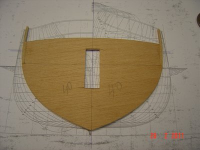 Una de las cuadernas de contrachapado de 5mm con los barraganetes de madera dura (fresno) y la abertura central para la barra de aluminio