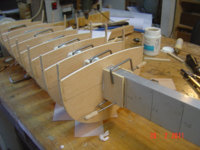 Pego la madera contra el aluminio con pegamento de poliuretano, metiendo unos separadores pora mantener las separaciones y la alineación