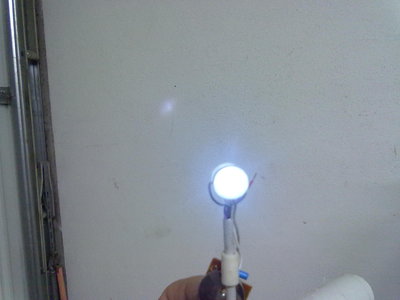 Probando con un led de un juguete, por el espacio tan pequeño que tengo