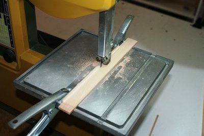 Corto tiras de madera de 3 mm, de grueso.