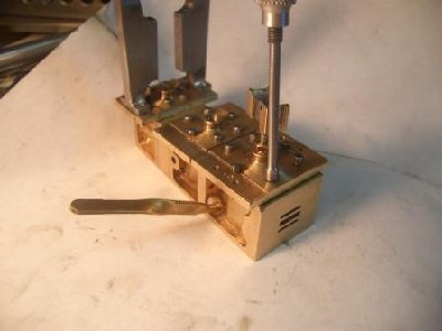 Para el montaje de los elementos son necesarias mini llaves especiales. 
<br />Faciles de conseguir a partir de tornillos Allen convenientemente torneados. Estas son de M4. para tornillos y tuercas hexagonales de 3 mm entre caras Ver la mini llave de vaso para