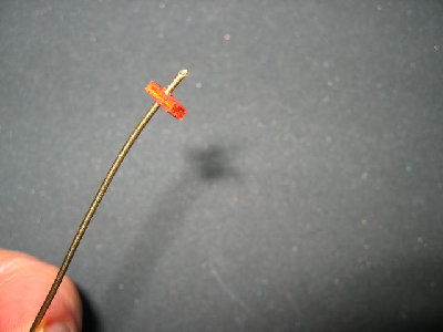 Introduzco un alambre de latón recocido del grosor adecuado en el orificio de la rodela