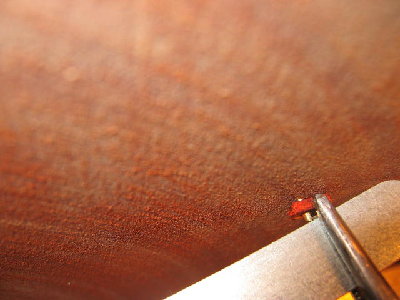 La rodela se mecaniza en la lijadora de plato. Se sujeta con unas mosquito mientras que por detras se utiliza algún empujador.
