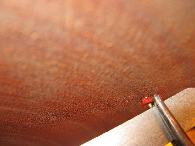 La rodela se mecaniza en la lijadora de plato. Se sujeta con unas mosquito mientras que por detras se utiliza algún empujador.