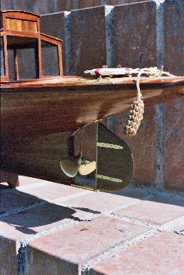 Detalle de la popa. Helice de constriucción propia