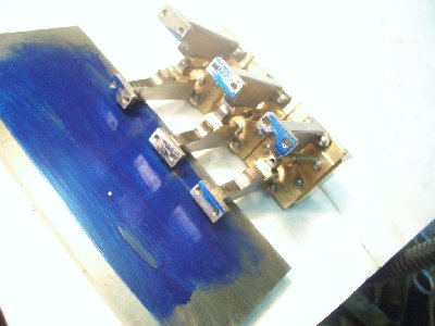 Para el ajuste de las bases de las columnas y lograr la exactiyud he recurrido al azulete (Azul de Prusia) y una base rectificada a modo de mármol que marca las superficies a retocar