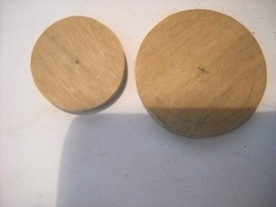 Parto de dos discos de madera para hacer los aros superior e inferior de la cofa