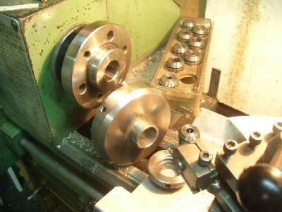 El porta desmontado de la brida del torno. Con este tipo de acople (Din 55021) El cambio de platos o portapinzas se efecyúa en menos de un minuto