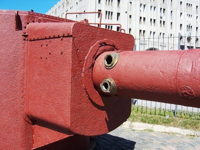 VISTA DEL TELEMETRO DEL PUENTE SIMILAR AL DE LA TORRE B QUE SE ENCUENTRA EN EL PUERTO DE MONTEVIDEO, RECUPERADO DEL FONDO DEL MAR. NO.2 ESTA FOTOGRAFIA ES CURIOSA PORQUE SI BIEN SE DICE QUE EL SPEE FUE UNO DE LOS PRIMEROS BARCOS EN SER CONTRUIDOS CON LA TECNOLOGIA DE SOLDADURA ELECTRICA PARA EVITAR EL PESO TAMBIEN SE OBSERVAN REMACHES, PERO SI SE FIJAN CON CUIDADO NOTARAN QUE LA PARTE INFERIOR DONDE SE ENCUENTRAN ESAS DOS MENSULAS DE REFUERZO  ESTAN SOLDADAS POR SOLDADURA ELECTRICA O DE ARCO.