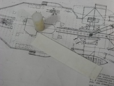 COMIENZO COMO SIEMPRE OBSERVANDO EL PLANO E IDEANDO LA FORMA DE CONTRUIR LA PARTE. USANDO PLASTICO DE ALTO IMPACTO Y VALIENDOME DE UNOS CILINDROS DE PLASTICO VOY A DAR LA FORMA AL CUERPO PRINCIPAL DE LA CASAMATA