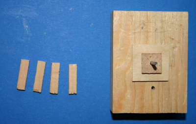 aquí, ambas tablas centradas mediante la varilla, listas para poner las piezas de madera alrededor de la tablita &quot;centradora&quot; más pequeña