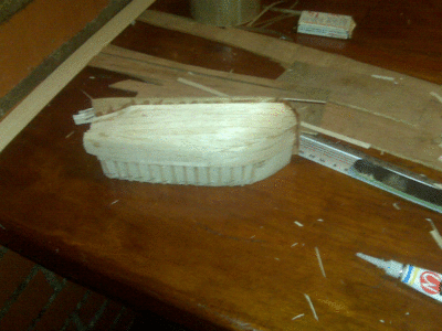 Forrando el casco. el forro del casco tambien lo hice en madera balsa. de 0,75 x 5mm