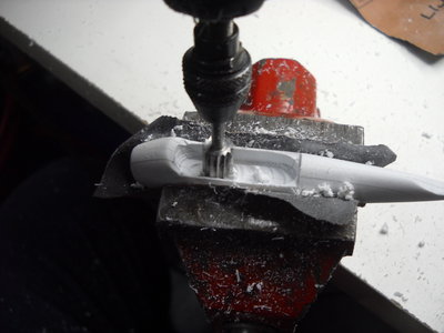 LUEGO CON EL DREMEL Y LA FRESA LE HAGO LA CALADURA PARA LA CABINA DONDE IRAN LOS ASIENTOS Y LOS COMANDOS.