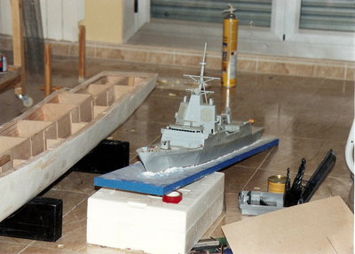 En primer lugar, el modelo que realice hace unos años, estatico, a escala 1/144, y que me ha servido para hacer este RC.