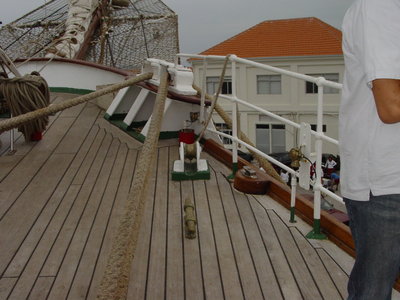 Cubierta del castillo de proa del Juan Sebastian de Elcano, se aprecia bien los dos anchos de tablazon