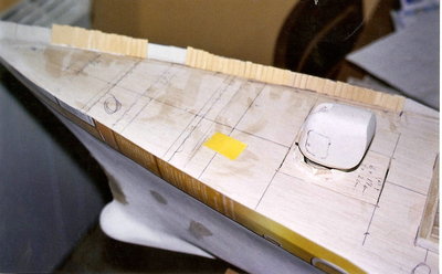 Ahora &quot;rellenamos&quot; este lateral de carton con varillas de madera de 2 mm, para darle robustez.