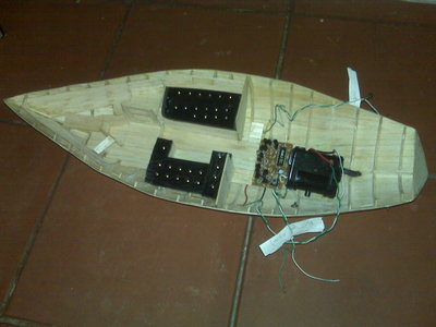 Vista general del barco. se ve la placa del receptor, que irá tapada con el piso del barco. el motor de la Hélice ya está en su sitio con su eje y bocina.
