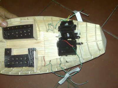 Aproximadamente ésta será la posición final del servo del timón.. Hizo falta recortar un poco el encapsulado para ganar espacio, aun estoy trabajando en eso.