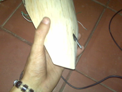La bocina... aún falta recortar un poco el eje. Al parecer la hélice quedará un poco alta, muy cercana a la linea de flotación, pero por cuestión de espacio me es imposible bajarla más.. ya veré que resuelvo, trabajo en eso.