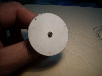 LUEGO CON UN TROZO DE PLASTICO DE ALTO IMPACTO O PVC ME HAGO UN DISCO CON TRES PERFORACION A IGUAL DISTANCIA Y EN EL CENTRO OTRA PARA PASAR  EL TORNILLO QUE USAMOS EN LOS DISCOS DE CORTE DEL TORNO DE MANO.
