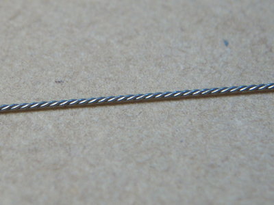 LUEGO DE HACER GIRAR EL TORNO SE OBTIENE ESTA CUERDA PERFECTAMENTE RECTA