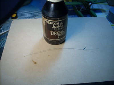 FINALMENTE CON UN PINCELITO LE DAMOS UNA MANO DE BETUN DE JUDEA AL QUE DEJAMOS SECAR UN RATO Y LUEGO LIMPIAMOS EL EXCEDENTE CON UN TRAPO SECO, ESTO ES PARA SIMULAR EL ACEITE SUCIO QUE NORMALMENTE SE ENCUENTRA EN ESTE TIPO DE CABLES, AL RETIRARLO CON EL TRAPO QUEDA SOLO ENTRE LAS TRAMAS UN COLOR OSCURO.