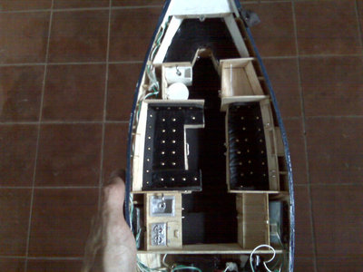 Coloqué una alfombra negra en el piso del barco..