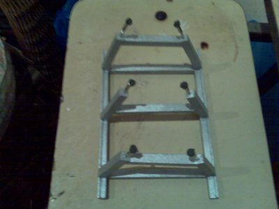 Soporte del barco. similar a los usados en un muelle seco. las puntas acolchadas se ajustan para adaptarse a la forma del casco..