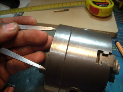 UNA VEZ OBTENIDA LA MEDIDA LA TRASLADO AL HUSILLO DEL TORNO CON UN COMPAS DE PUNTAS SECAS. MARCO CON UNA MICROFIBRA O LAPIZ MECANICO PARA UNA MARCA PRECISA.