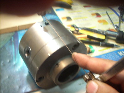 LUEGO CON UNA SIERRA HAGO EL MISMO PROCEDIMIENTO QUE EL ANTERIOR PERO A MITAD DE CADA MARCA, ES DECIR SI LAS ANTERIORES ERAN DE 60 GRADOS ESTAS ESTARAN A 80 GRADOS, DE ESTA MANERA OBTENGO 12 DIVISIONES, SE PUEDEN HACER CUANTAS DIVISIONES SE QUIERAN DIVIDIENDO POR DOS Y HACIENDO MARCAS DIFERENTES PARA DIFERENCIARLAS UNAS DE OTRAS.