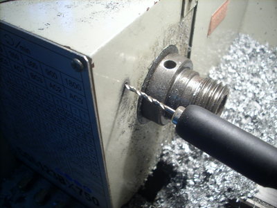 EN EL CUERPO DEL TORNO HAGO UN TALADRO PARA LA AGUJA MARCADORA.